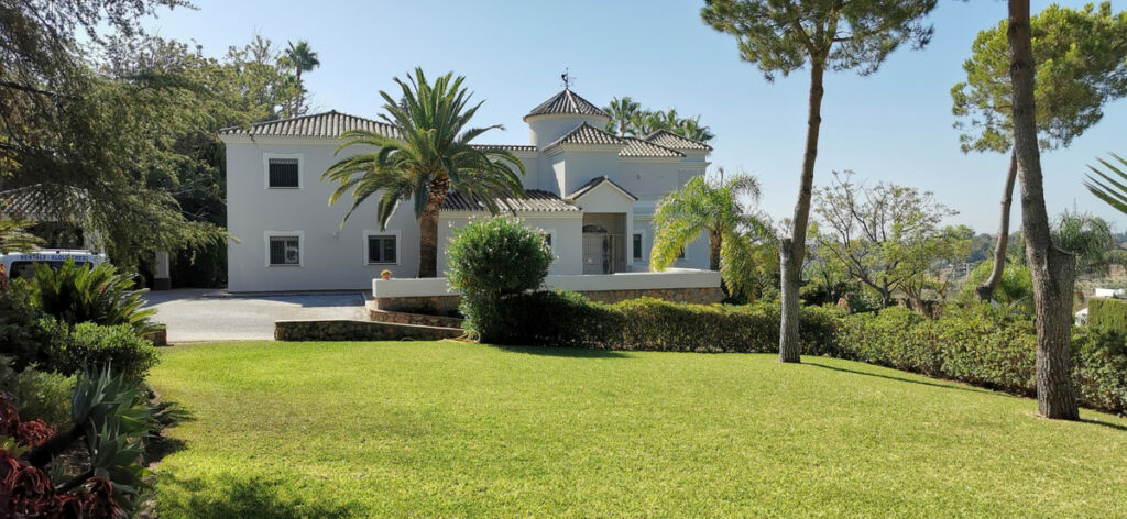 Detached Villa Estepona Málaga - image 11