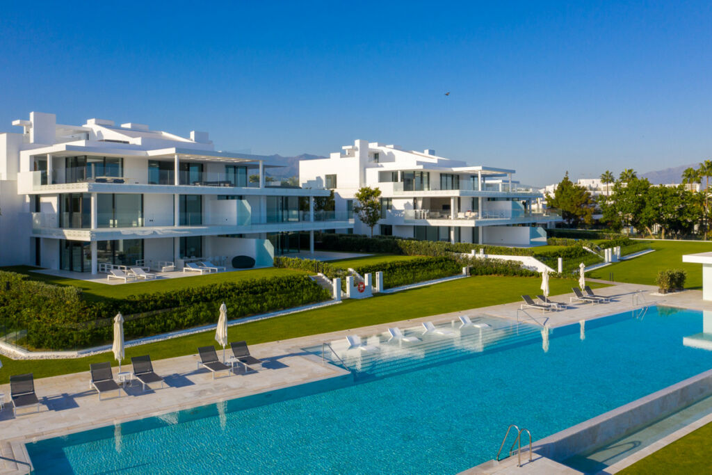 Middle Floor Apartment Estepona Málaga - image 2
