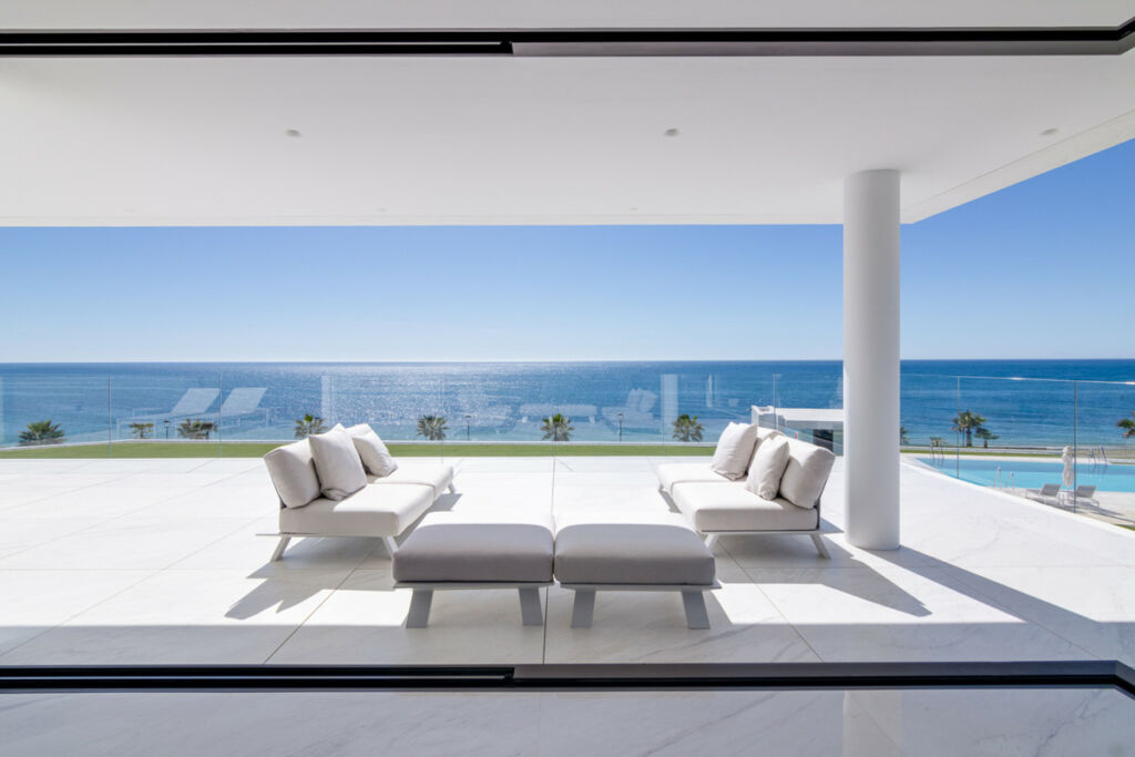 Middle Floor Apartment Estepona Málaga - image 3