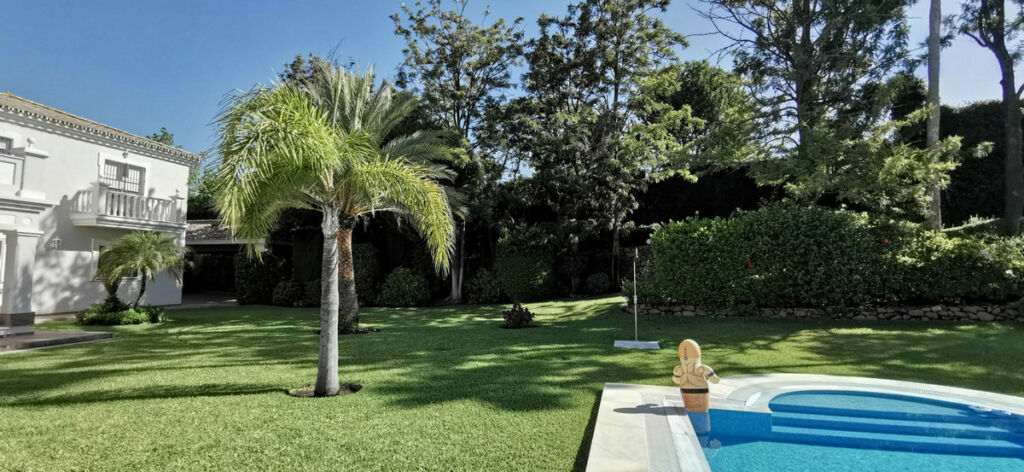 Detached Villa Estepona Málaga - image 5