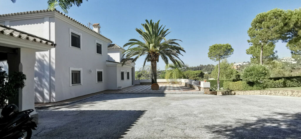 Detached Villa Estepona Málaga - image 7