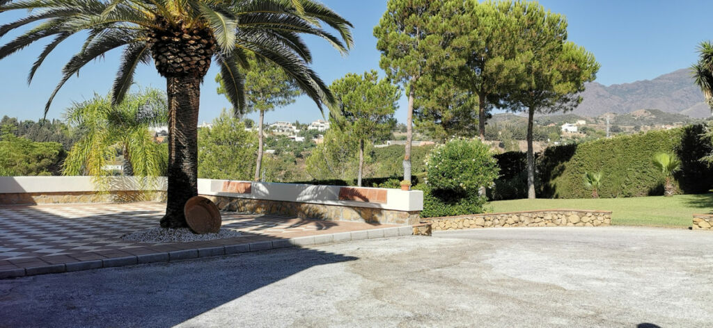 Detached Villa Estepona Málaga - image 8