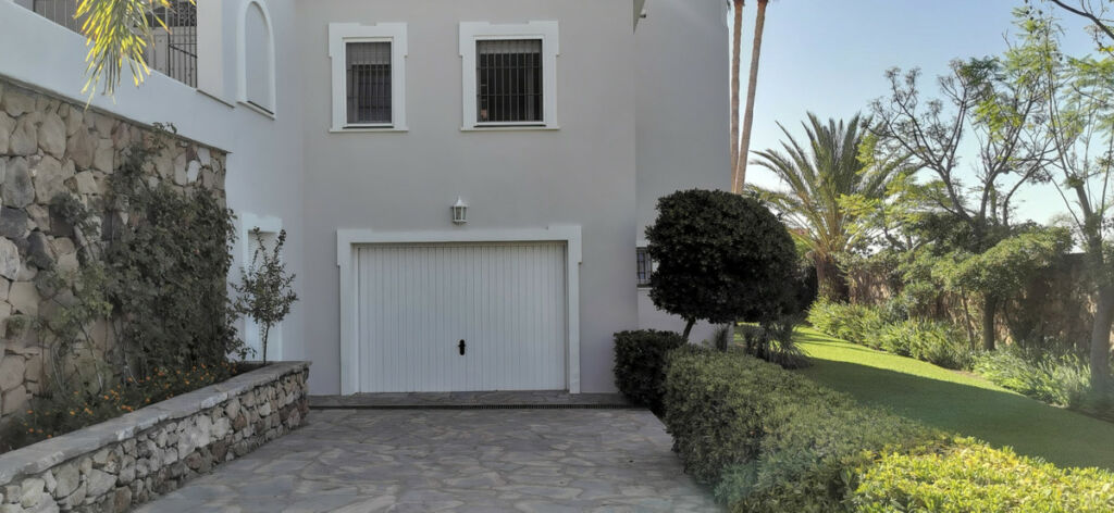Detached Villa Estepona Málaga - image 9