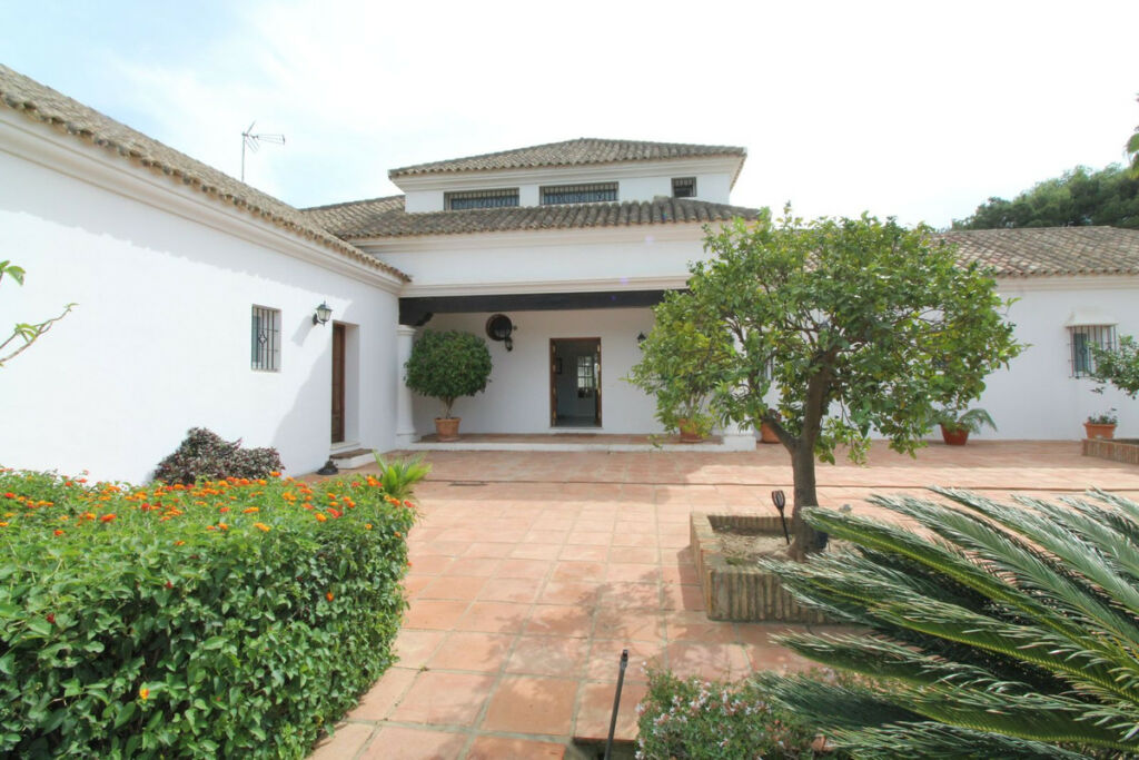 Detached Villa Sotogrande Alto Cádiz - image 11