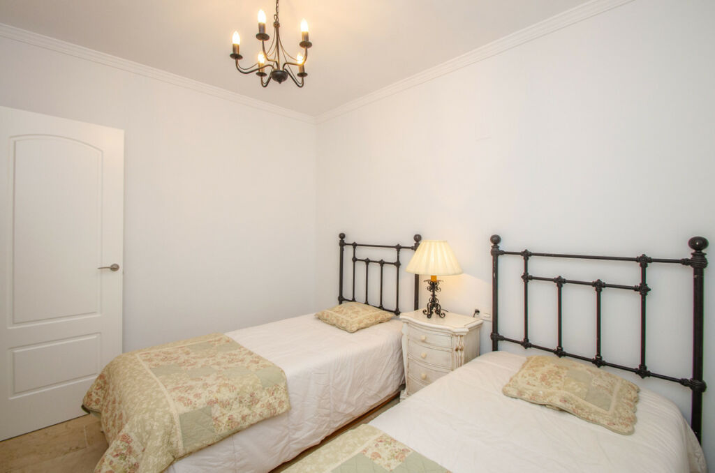 Middle Floor Apartment Puerto Banús Málaga - image 12