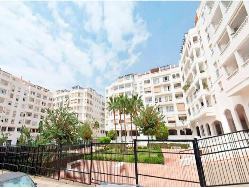 Middle Floor Apartment Nueva Andalucía Málaga - image 18