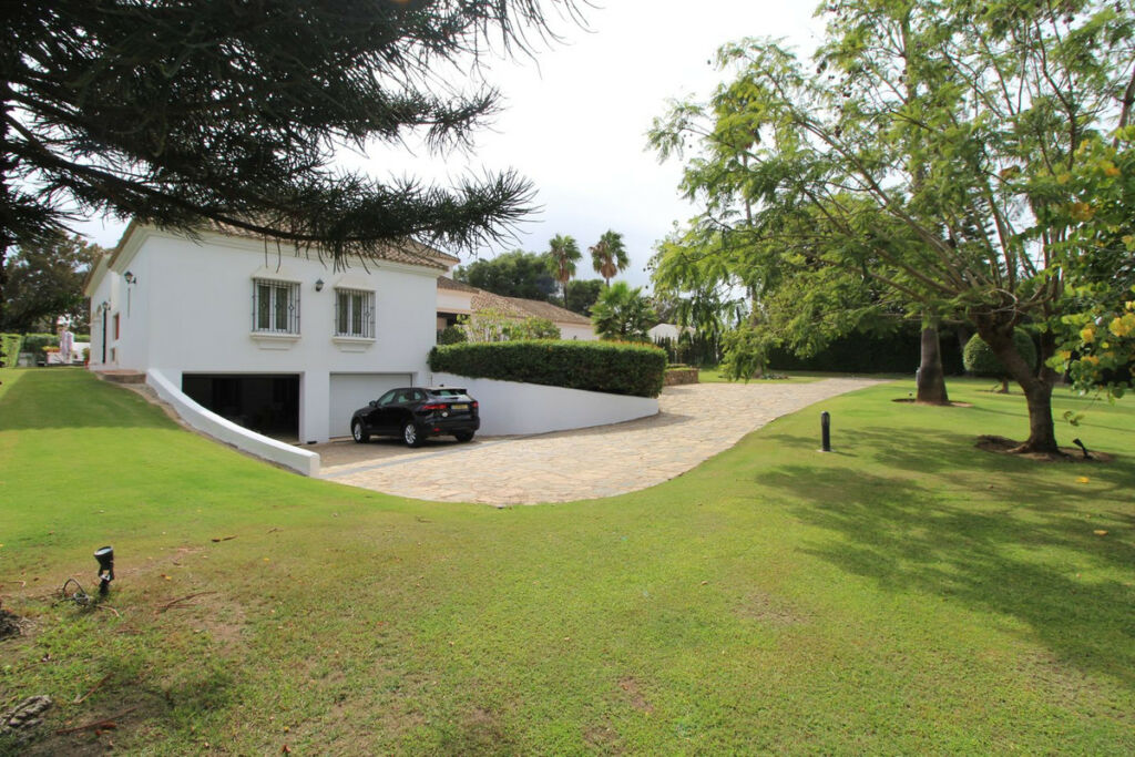Detached Villa Sotogrande Alto Cádiz - image 13