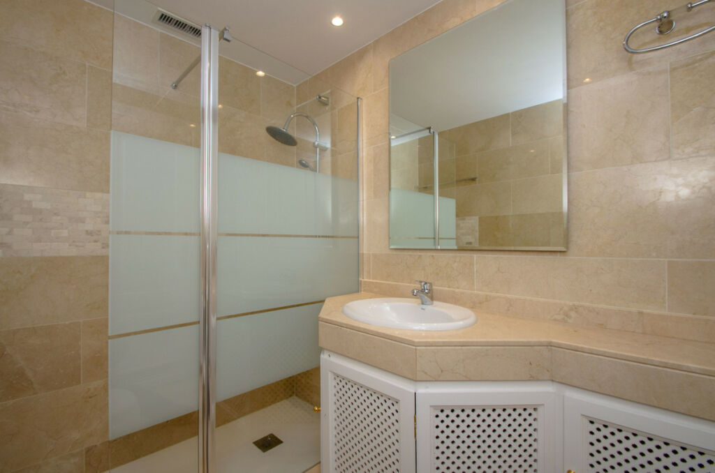 Middle Floor Apartment Puerto Banús Málaga - image 13