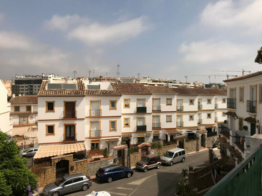Townhouse Estepona Málaga - image 2