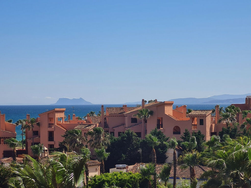 Middle Floor Apartment Estepona Málaga - image 2