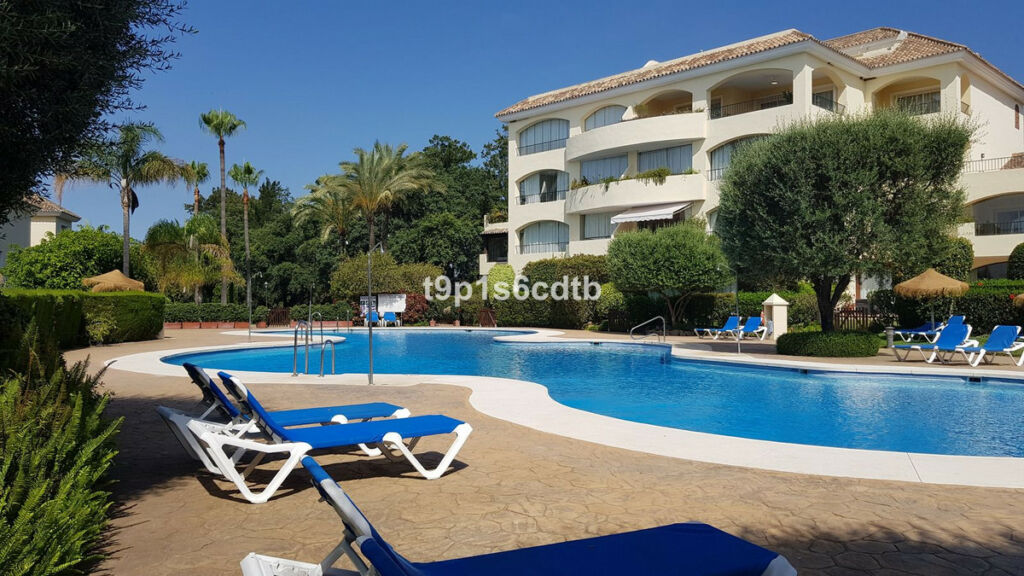 Middle Floor Apartment Bahía de Marbella Málaga - image 2