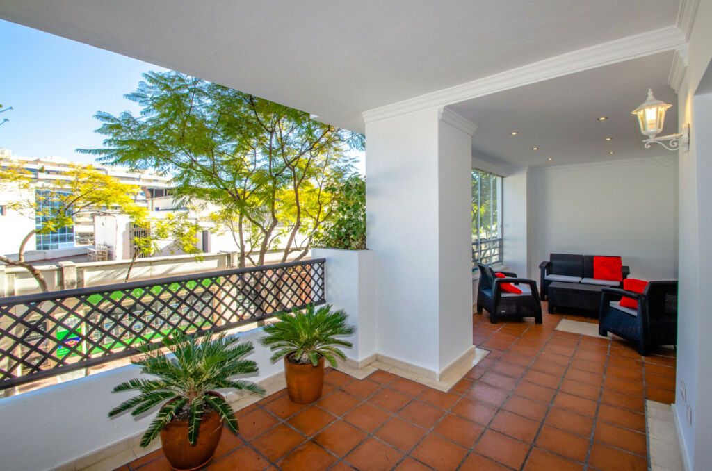 Middle Floor Apartment Puerto Banús Málaga - image 2