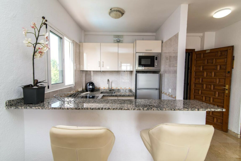 Top Floor Apartment Puerto Banús Málaga - image 2