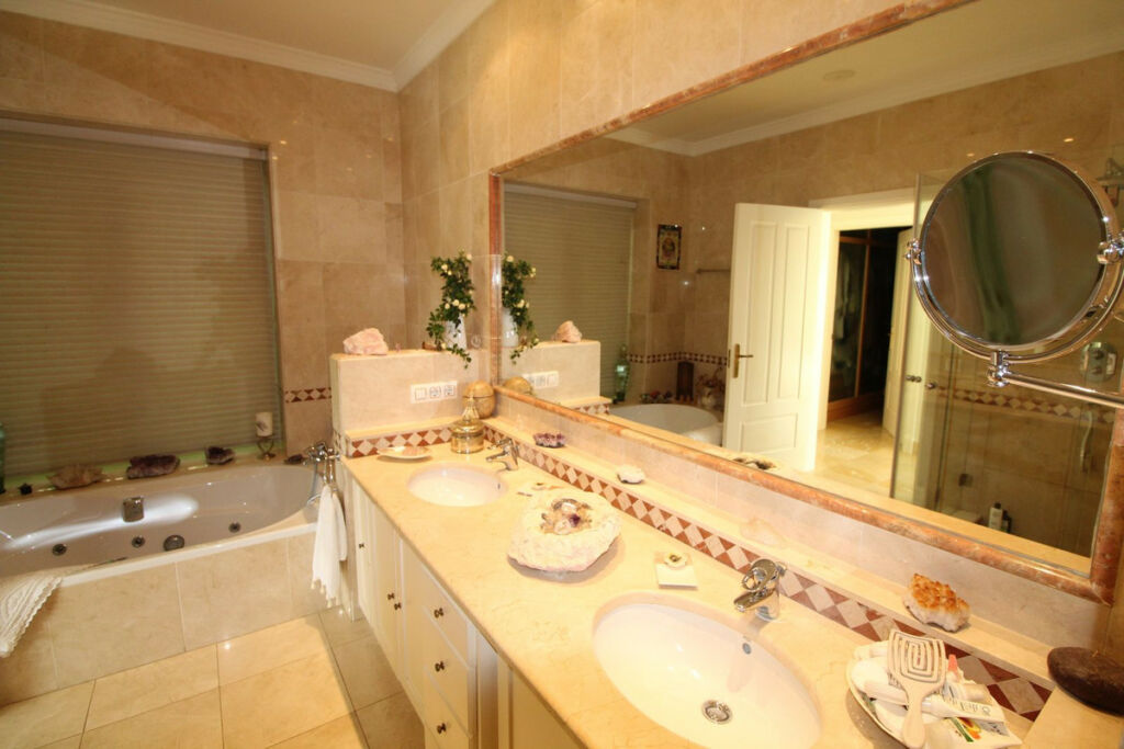 Detached Villa Sotogrande Alto Cádiz - image 21