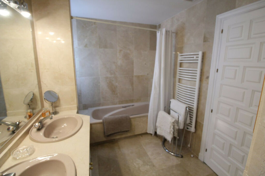 Detached Villa Sotogrande Alto Cádiz - image 23