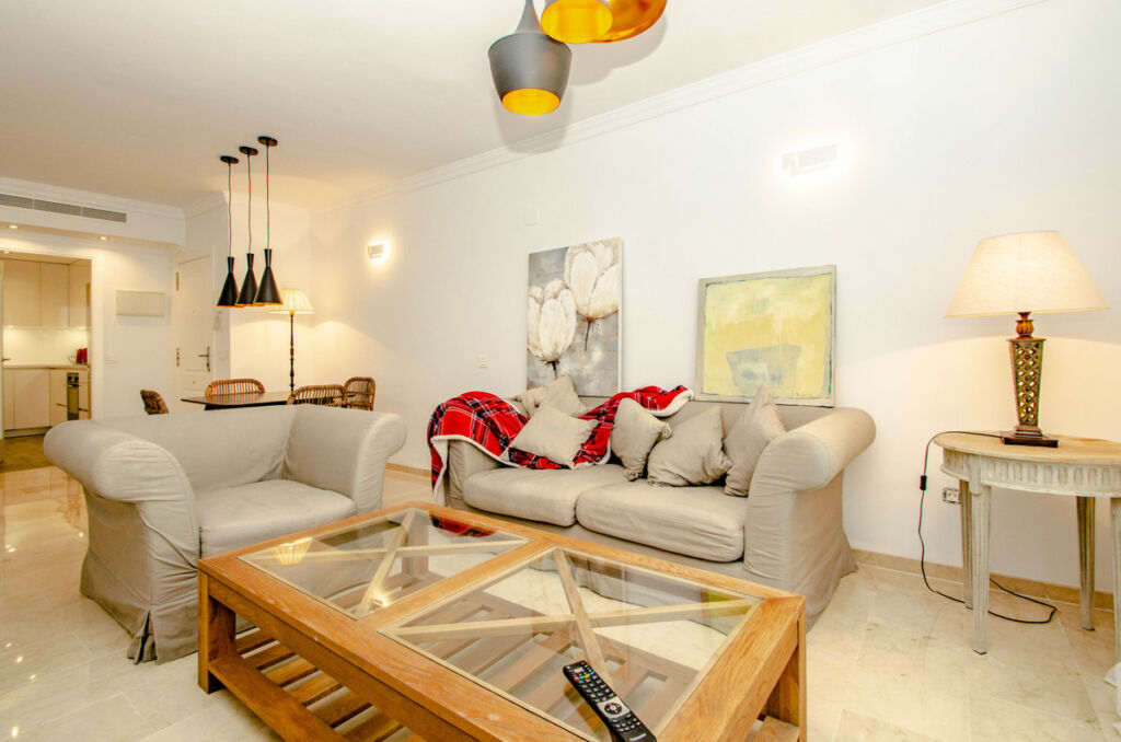 Middle Floor Apartment Puerto Banús Málaga - image 3