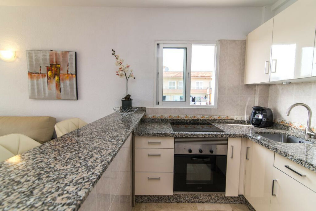 Top Floor Apartment Puerto Banús Málaga - image 3