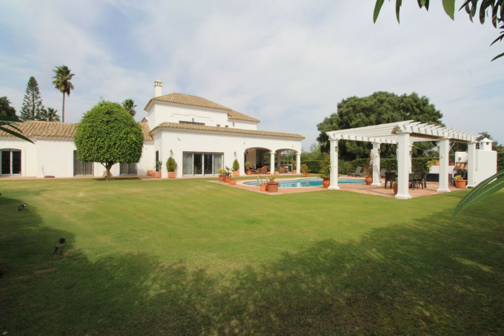 Detached Villa Sotogrande Alto Cádiz - image 4