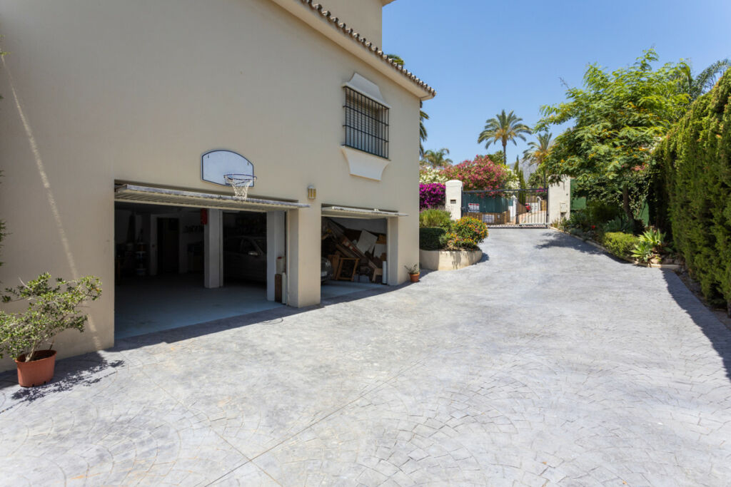 Detached Villa Marbella Málaga - image 41