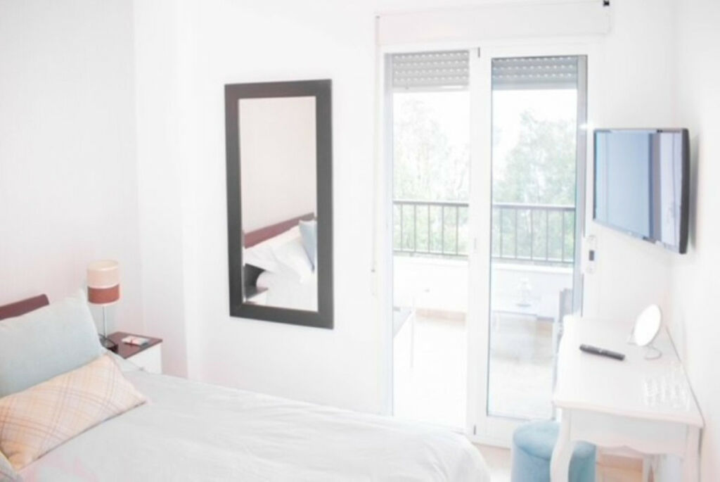 Top Floor Apartment Puerto Banús Málaga - image 5