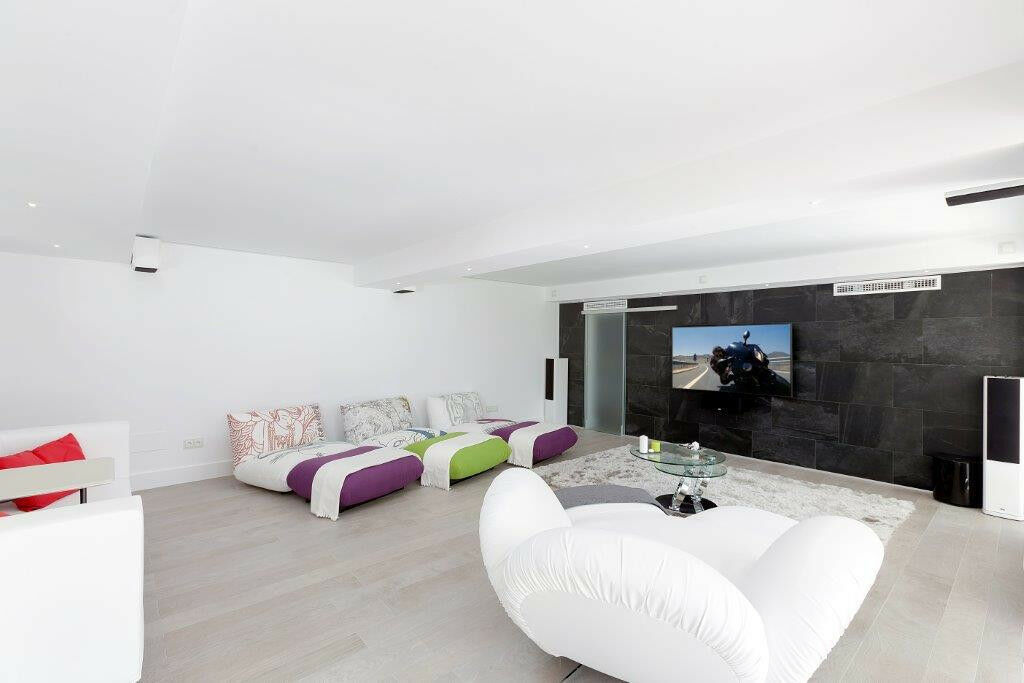 Detached Villa Sierra Blanca Málaga - image 3