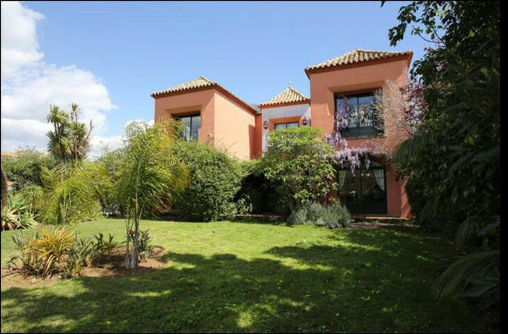 Detached Villa San Pedro de Alcántara Málaga - image 3