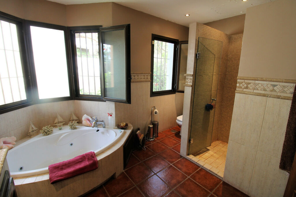 Detached Villa New Golden Mile Málaga - image 6