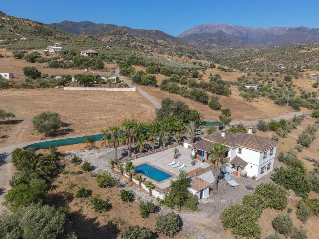 Detached Villa Guaro Málaga - image 3