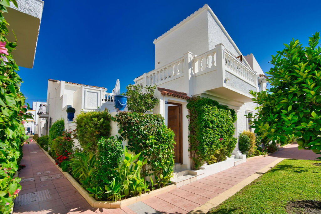 Semi-Detached House Estepona Málaga - image 2