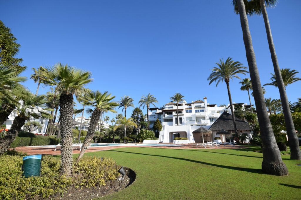 Middle Floor Apartment Estepona Málaga - image 10