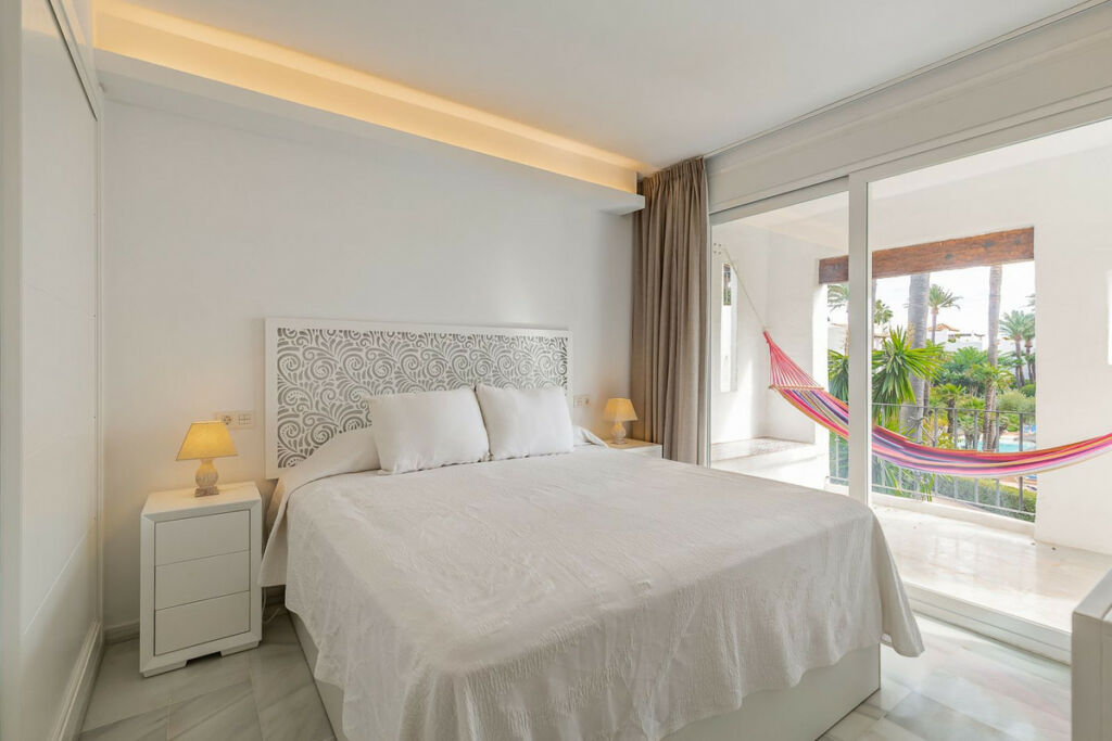 Middle Floor Apartment Estepona Málaga - image 11