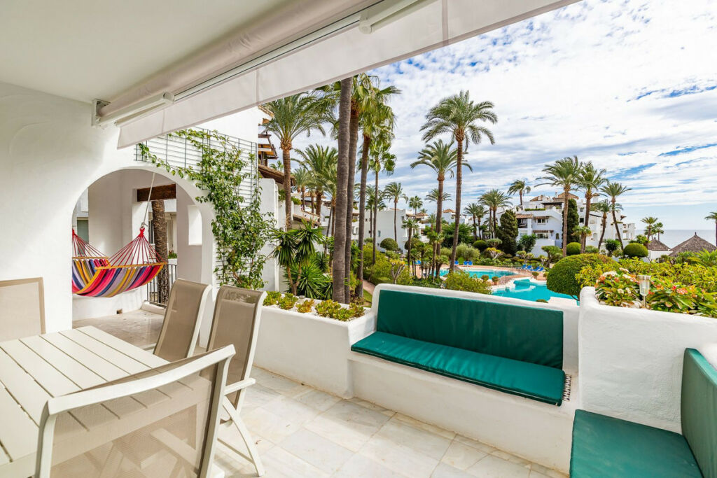 Middle Floor Apartment Estepona Málaga - image 2