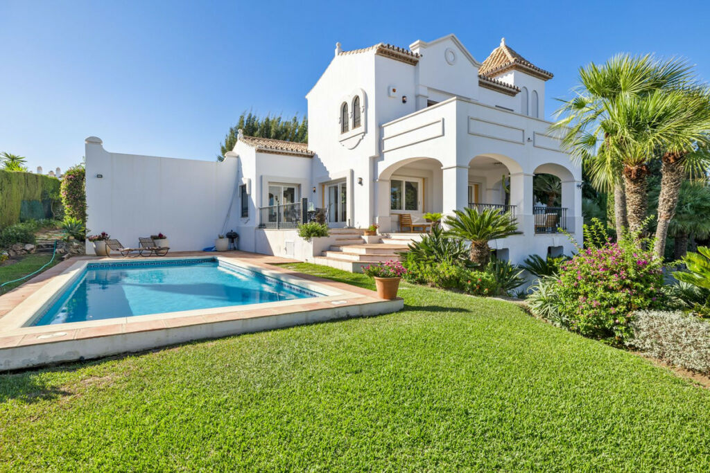 Detached Villa Benahavís Málaga - image 2