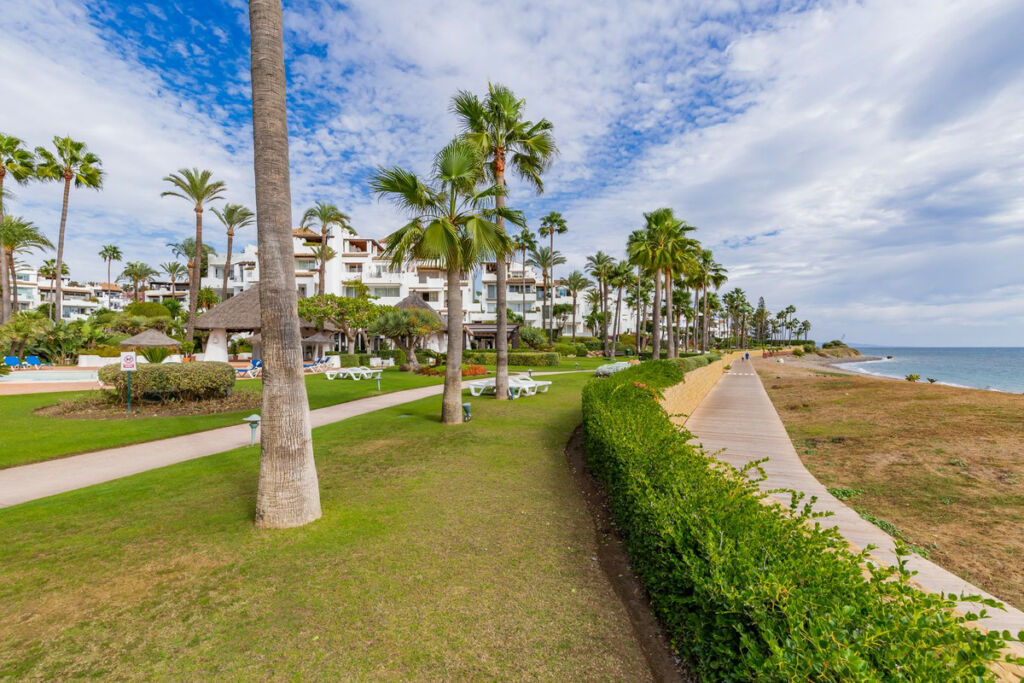 Middle Floor Apartment Estepona Málaga - image 24