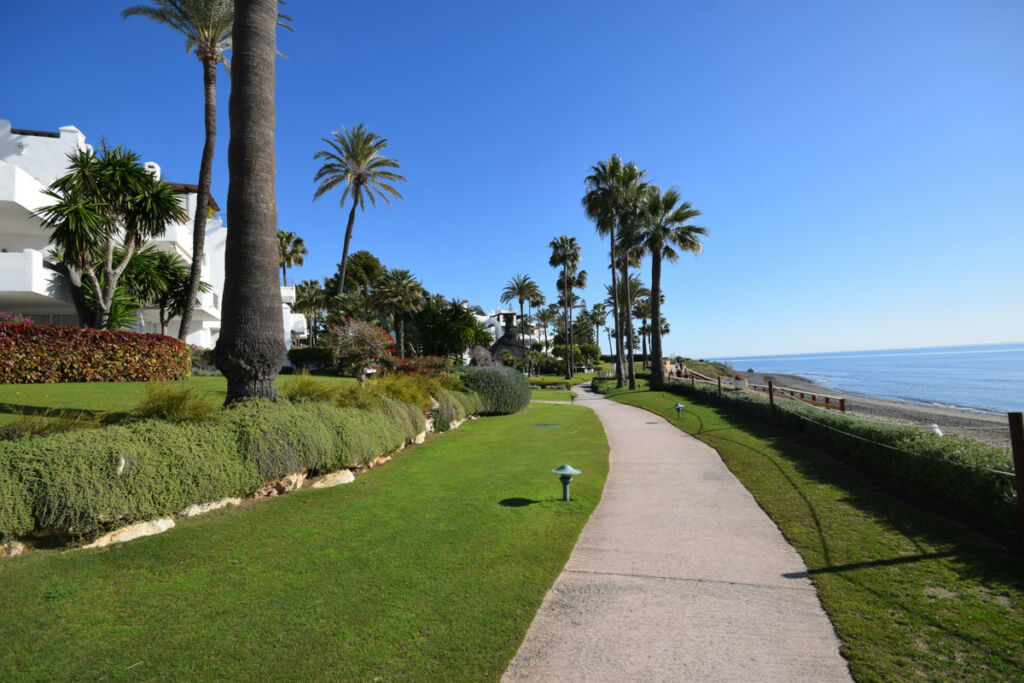 Middle Floor Apartment Estepona Málaga - image 28