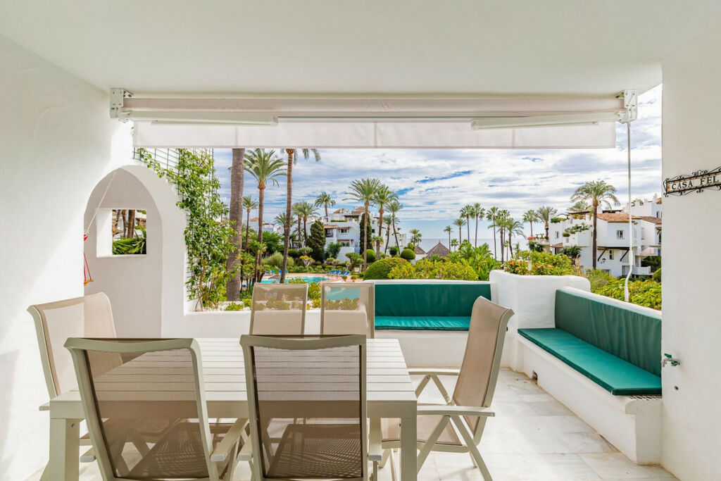 Middle Floor Apartment Estepona Málaga - image 3