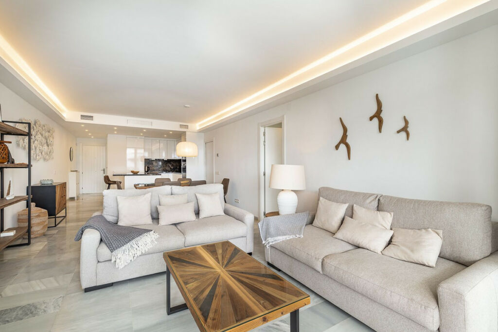 Middle Floor Apartment Estepona Málaga - image 4