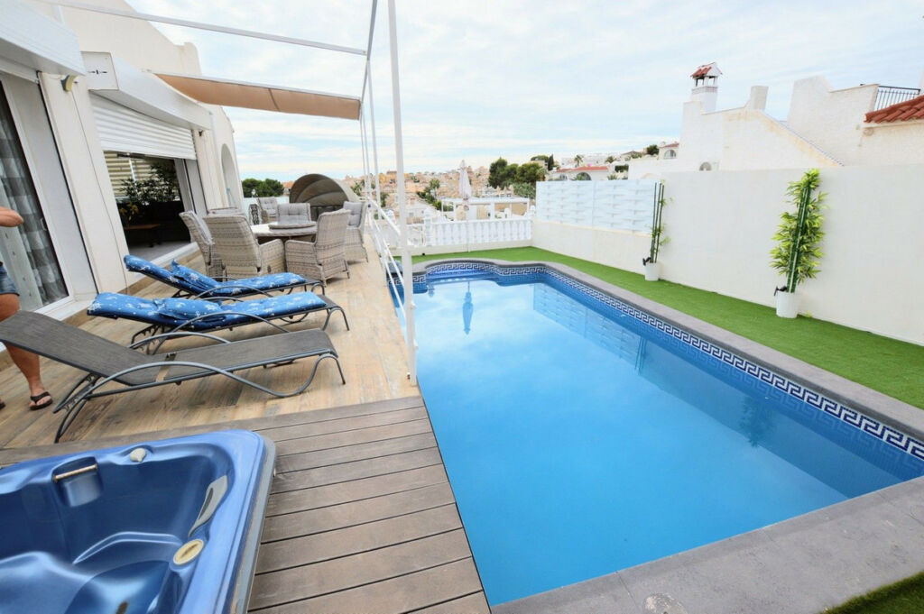 Detached Villa Villamartin Alicante - image 4