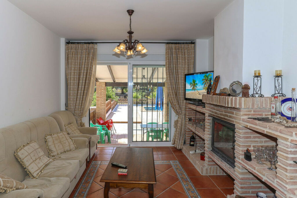 Detached Villa Guaro Málaga - image 5