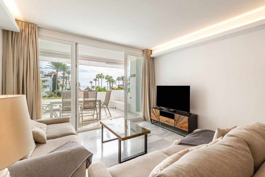 Middle Floor Apartment Estepona Málaga - image 5