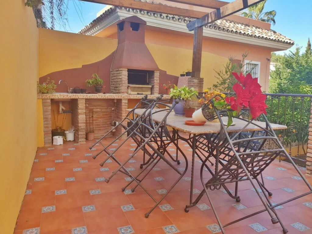 Detached Villa Nueva Andalucía Málaga - image 8