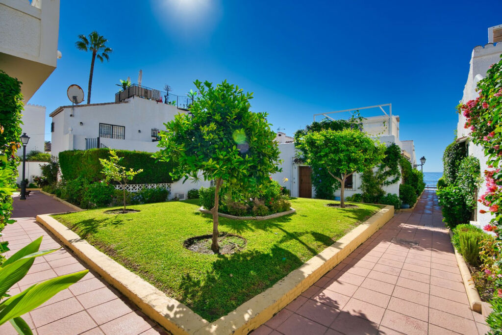 Semi-Detached House Estepona Málaga - image 8
