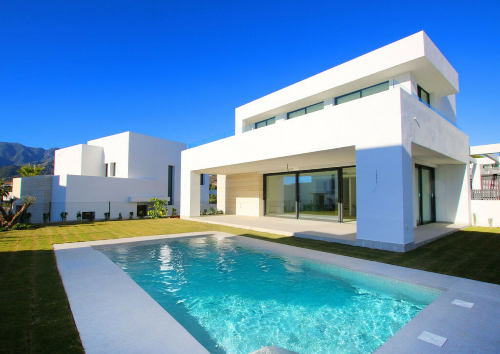 Detached Villa Río Real Málaga - image 2