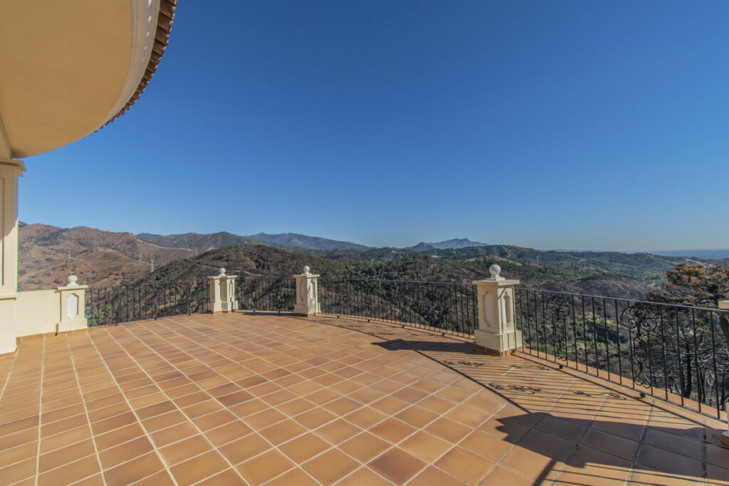 Detached Villa Estepona Málaga - image 10