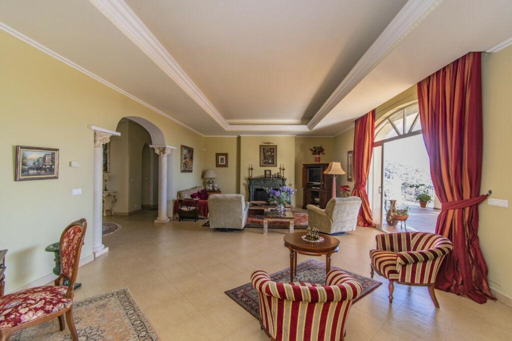 Detached Villa Estepona Málaga - image 11