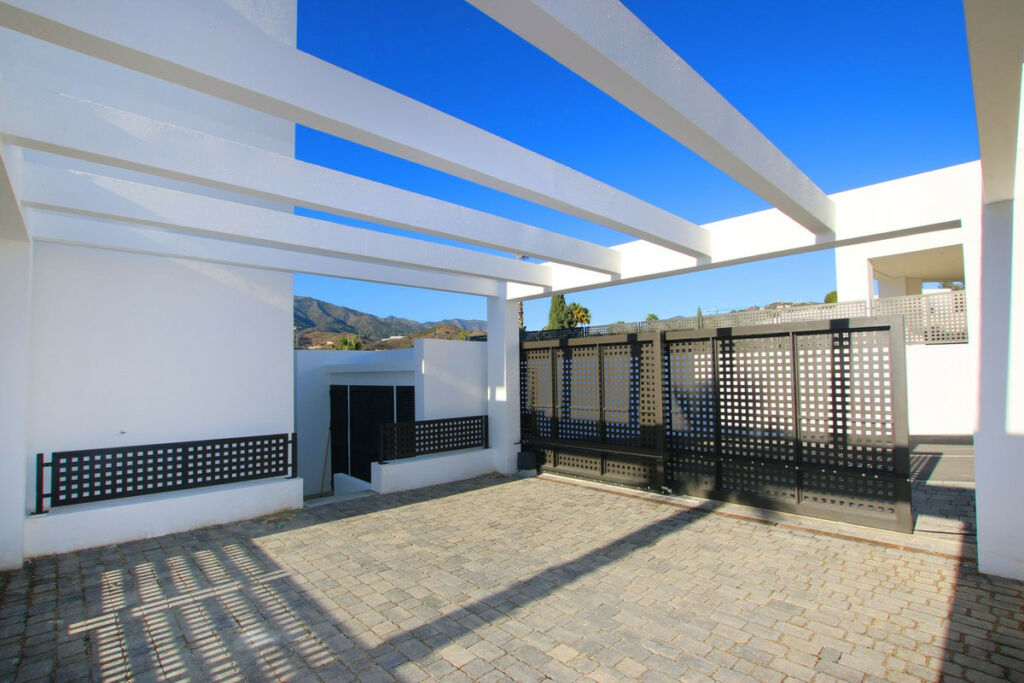 Detached Villa Río Real Málaga - image 13