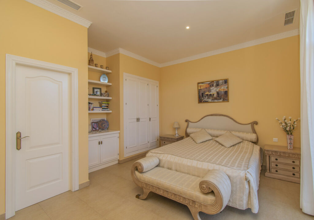 Detached Villa Estepona Málaga - image 12