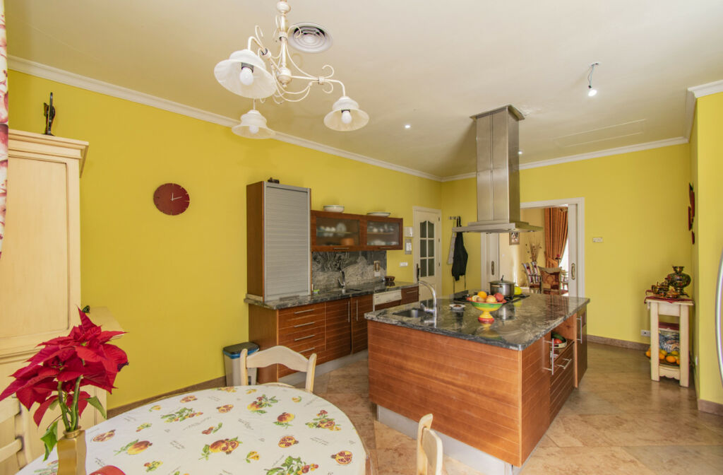 Detached Villa Estepona Málaga - image 13