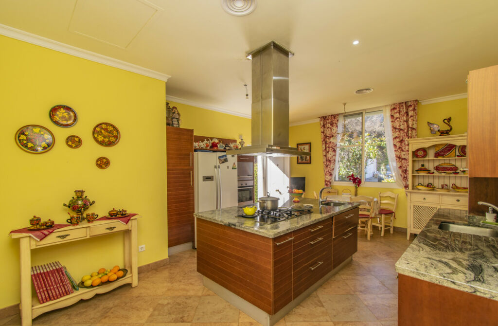 Detached Villa Estepona Málaga - image 16