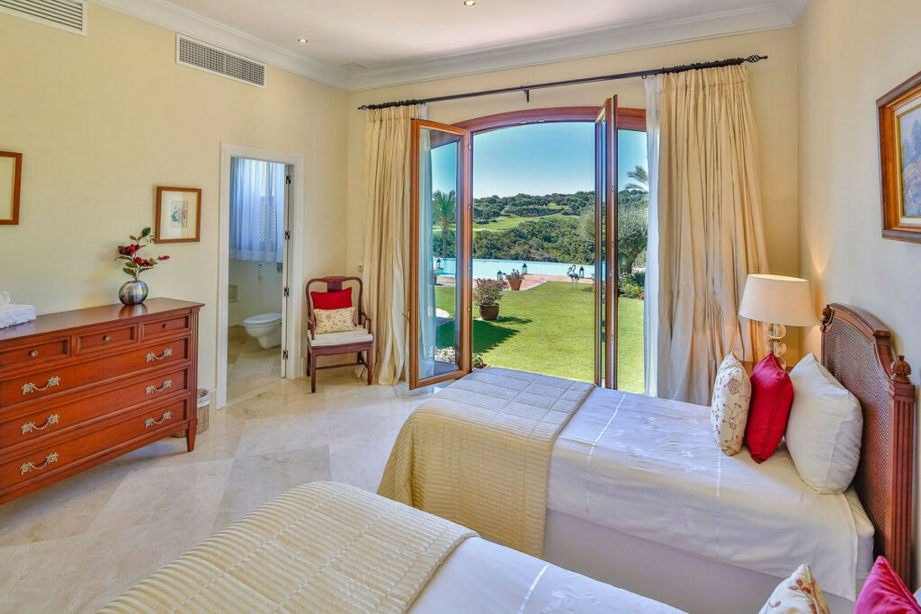 Detached Villa Sotogrande Alto Cádiz - image 19
